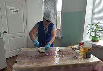 Курганские журналисты накануне Пасхи посетили приходскую социальную столовую