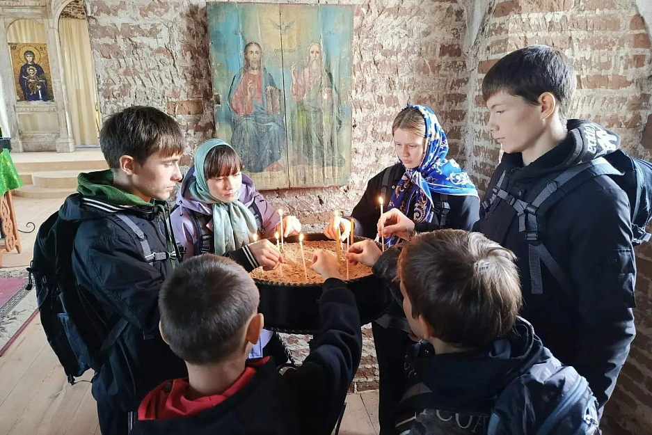 В Никольском храме села Усть-Суерского побывали «Бродяги»