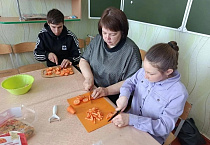 В Глядянском священник помог школьникам совершить необычное кулинарное путешествие