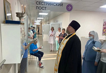 Курганские батюшки освятили два отделения областного госпиталя
