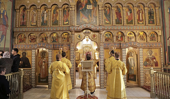 Литургия в кафедральном соборе в воскресный день