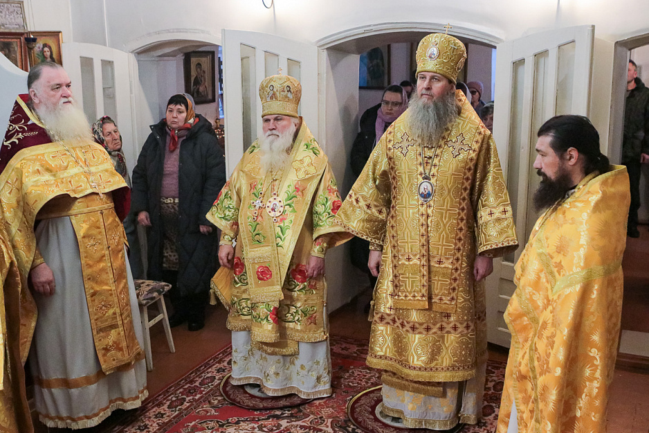 В храме села Половинное два архиерея совершили Божественную литургию