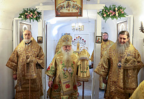 В Покровском храме Кургана собор архиереев совершил Литургию