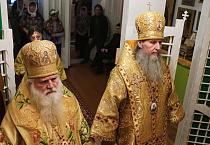В храме села Половинное два архиерея совершили Божественную литургию