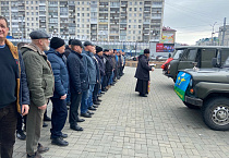 Настоятель курганского храма освятил очередную партию автомобилей для СВО