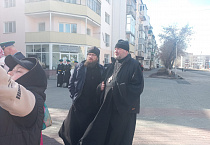 В Кургане священники участвовали в митинге в честь прибытия «Эстафеты Победы»