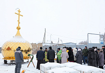 Величественный крест установили на храме села Половинное