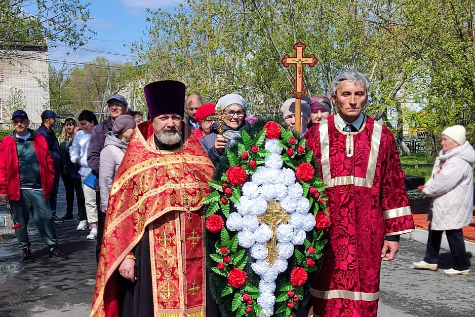 В Петухово священник принял участие в праздничных мероприятиях в честь Дня Победы