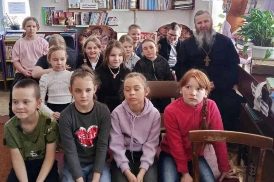 В Зауралье сельский священник в библиотеке рассказал 4-классника о православной книге
