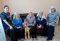  Курганские сёстры милосердия провели акцию «Серебряный волос» в доме-интернате для престарелых