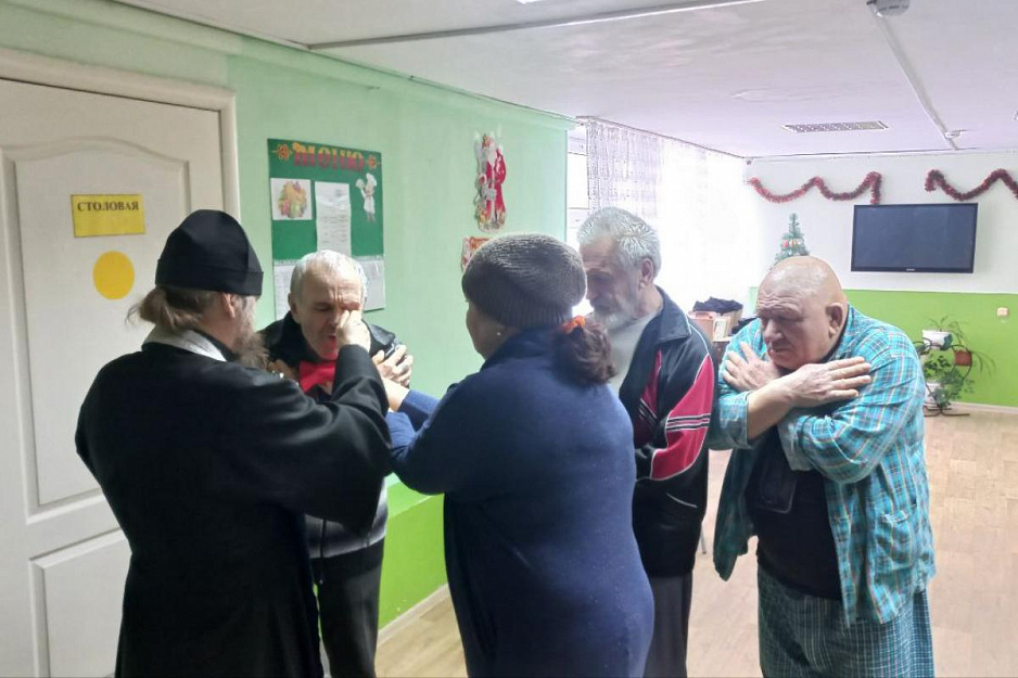 В Кургане Центр адаптации бездомных посетили священник и сестры милосердия