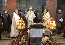 В нижнем приделе строящегося варгашинского храма прошла первая Литургия