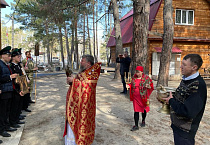 В гарнизонном храме Георгия Победоносца прошел пасхальный молебен памяти русских воинов
