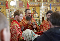 В главном соборе Кургана началась раздача Благодатного огня