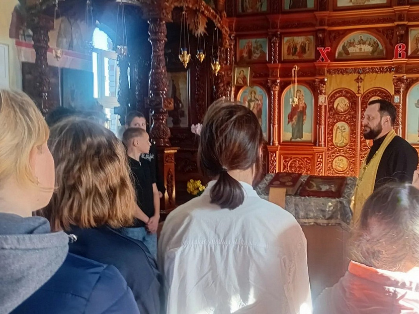 В храме поселка Лебяжье побывали старшеклассники сельской школы