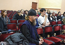 Курганский священник провёл для студентов колледжа акцию в защиту нерождённых младенцев