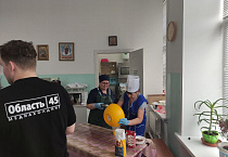 Курганские журналисты накануне Пасхи посетили приходскую социальную столовую