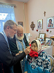 Курганские священники причастили проживающих в доме-интернате