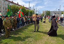 Курганский священник принял участие в митинге в честь Дня пограничника