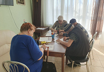 В Зауралье проживающие в доме-интернате написали письма воинам СВО