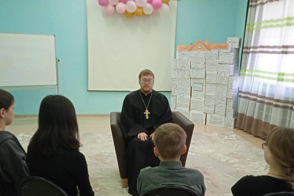 Курганский священник провел «Православный час» для воспитанников ОСРЦ