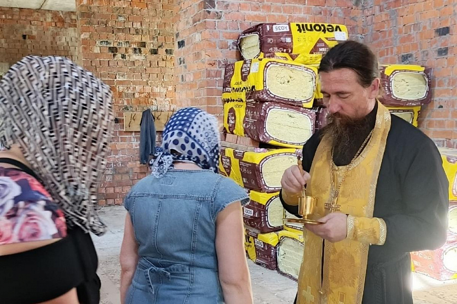 В строящемся храме посёлка Варгаши совершаются регулярные богослужения