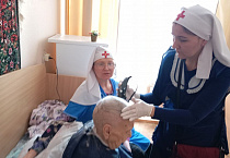  Курганские сёстры милосердия провели акцию «Серебряный волос» в доме-интернате для престарелых