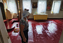 В храме села Глядянское покрасили полы и детскую площадку