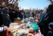 В Александро-Невском кафедральном соборе проходит освящение куличей