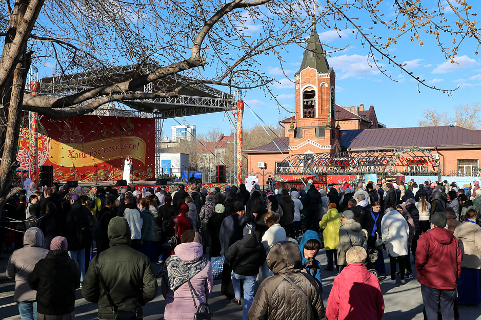 В Пасху возле кафедрального собора в Кургане состоялся  праздничный концерт