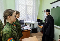 Курганский священник рассказал о Церкви ученикам казачьих классов
