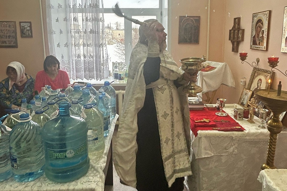 В Лесниковском доме-интернате освятили воду великим чином