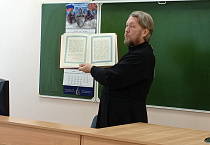 Настоятель двух Свято-Никольских храмов рассказал школьникам о Дне православной книги