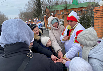 Возле курганского храма проводили Масленицу