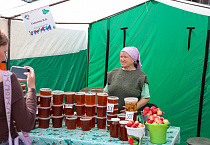 Священник из курганского собора открыл фестиваль «Три Спаса» на Троицкой площади Кургана