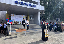 В Кургане настоятель 1 сентября подарил коллективу школы икону