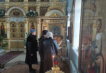 В Кургане заместитель губернатора осмотрела Центр гуманитарной помощи и побывала в храме