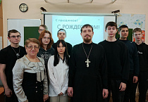 В Кургане священник выступил на школьных Рождественских чтениях, посвященных Святкам