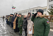 Курганские священники благословили парней, призванных в военно-космические и сухопутные войска