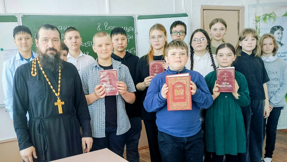 Сельский священник рассказал школьникам о нравственности в отношениях