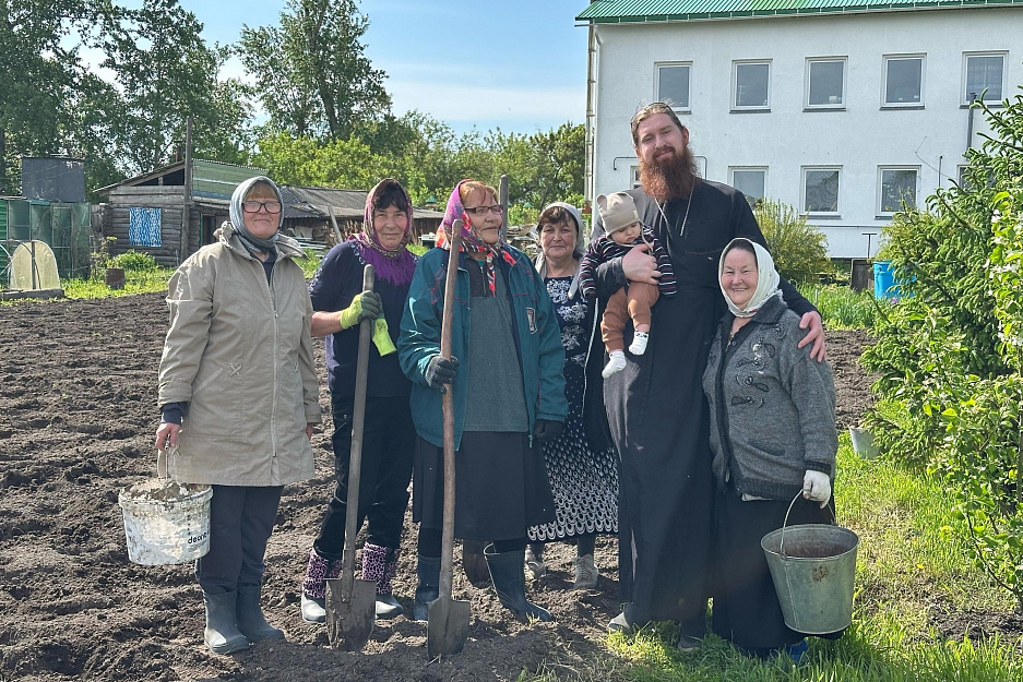 Зауральские прихожане высадили картофель на храмовом огороде