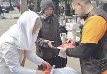 В Кургане православные волонтёры в Радоницу трудились на городских кладбищах