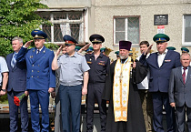 В Кургане священник в честь Дня пограничника вручил руководству погранохраны икону Божией Матери