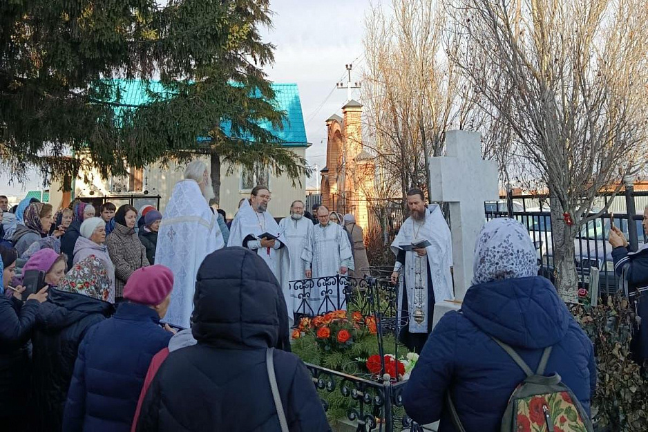 Память протоиерея Григория и матушки Нины почтили в храме микрорайона Смолино