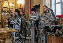 В Курганском кафедральном соборе впервые три архиерея совершили Литургию Преждеосвященных Даров