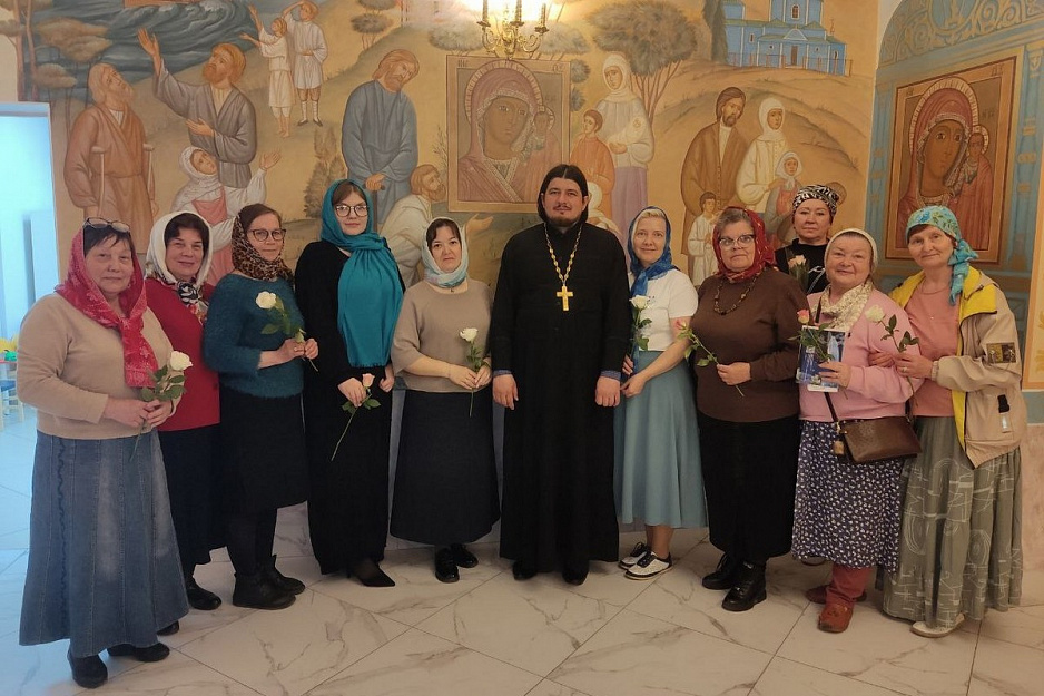 Члены курганского клуба православных женщин встретились с руководителем Центра туризма