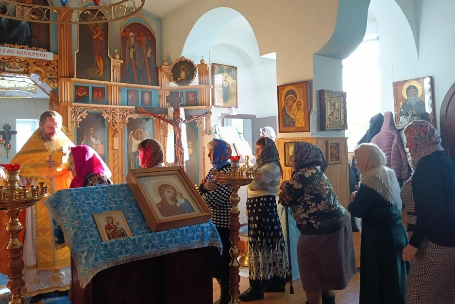 В храме Казанской иконы Божией Матери села Большое Раково поздравили мам с Днём матери 