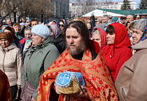 В главном соборе Кургана началась раздача Благодатного огня