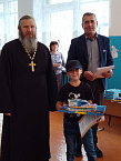В сельской школе Зауралья священник поздравил учеников и учителей