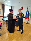 В Кургане священник поздравил огнеборцев с профессиональным праздником